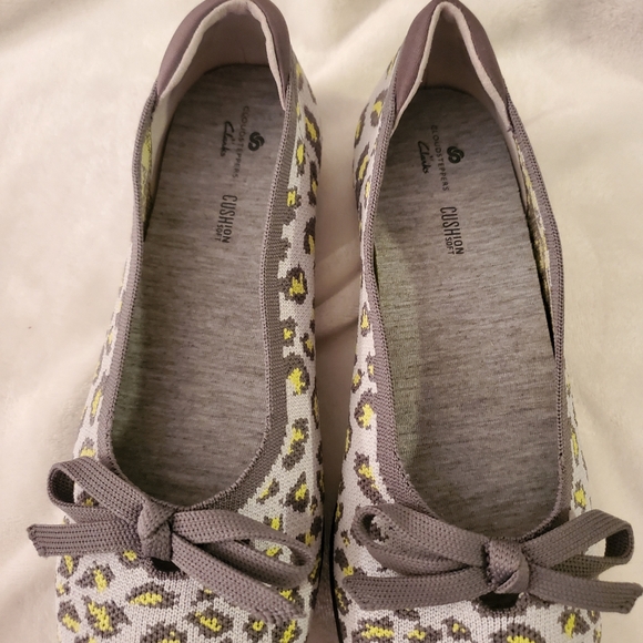 Cloudsteppers by Clarks - Fabric Flats - Gray Animal Print - 7.5 - Picture 3 of 7